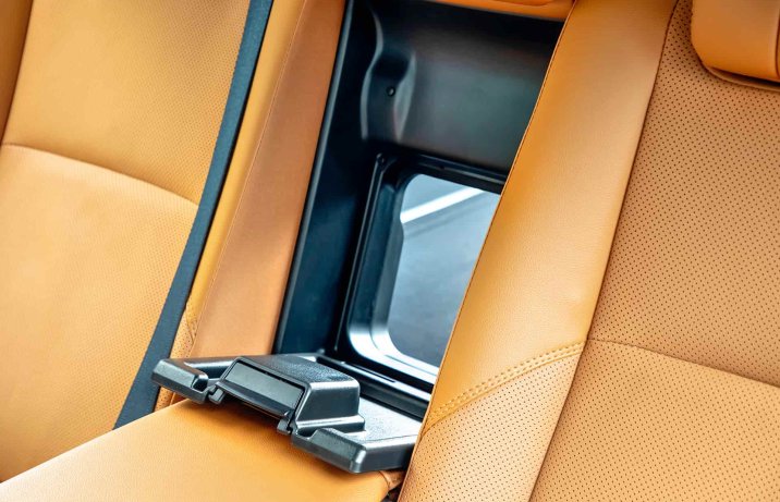 Toyota Camry 2.5 Hybrid Dynamic Force e-CVT Executive – okienko w kanapie