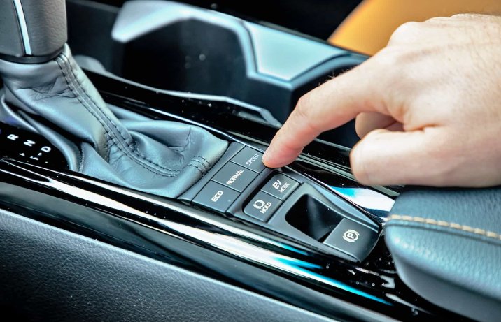 Toyota Camry 2.5 Hybrid Dynamic Force e-CVT Executive –przyciski wyboru trybów  jazdy
