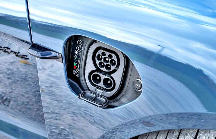Porsche Taycan Turbo GT – gniazdo ładowania