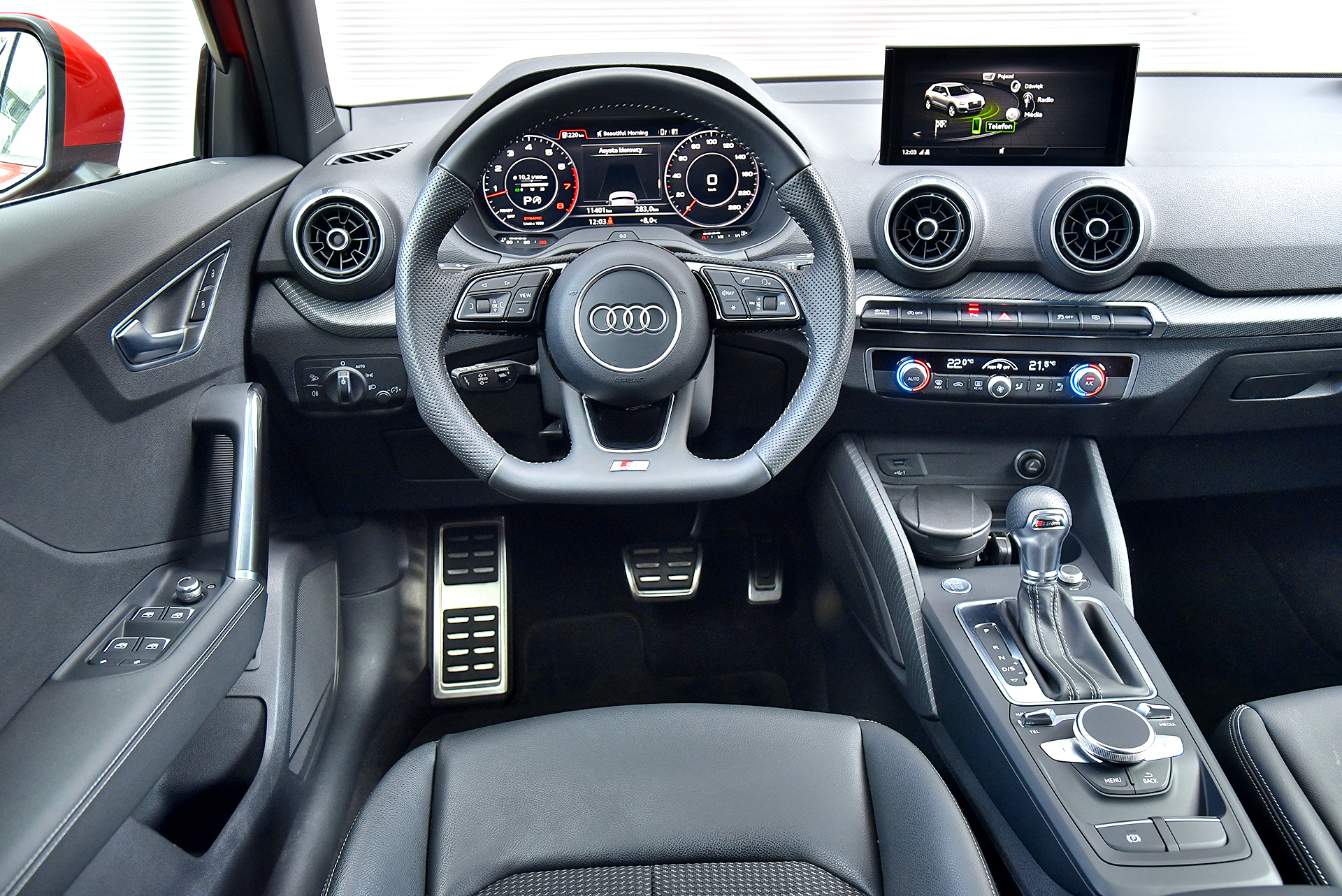 uzywane-niemieckie-crossovery-audi-q2-deska