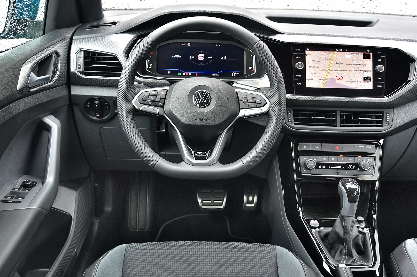 uzywane-niemieckie-crossovery-vw-t-cross-deska