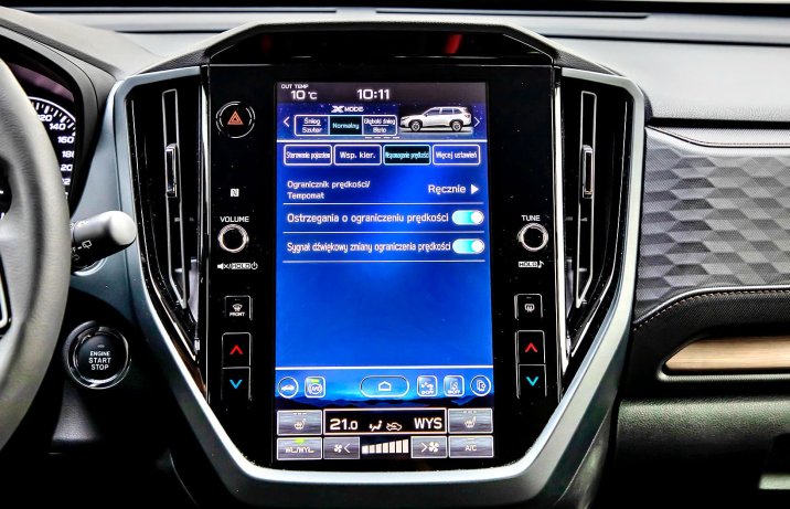 Subaru Forester VI 2.0i-L e-Boxer Platinum First Edition – deska rozdzielcza, ekran centralny z menu ustawień