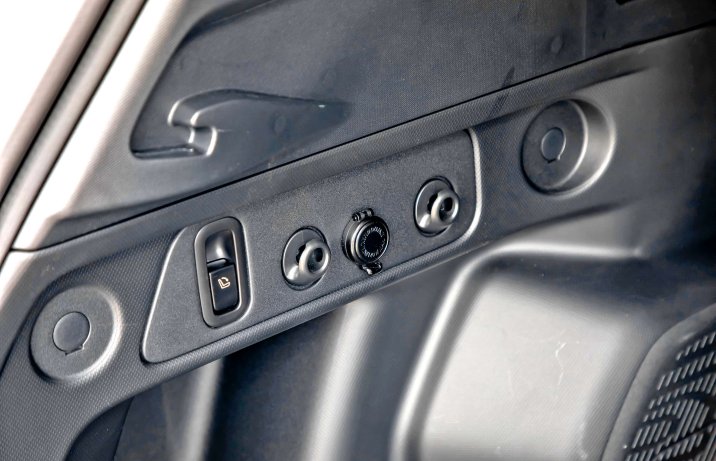 Subaru Forester VI 2.0i-L e-Boxer Platinum First Edition –bagażnik, przycisk składania oparć i haczyki