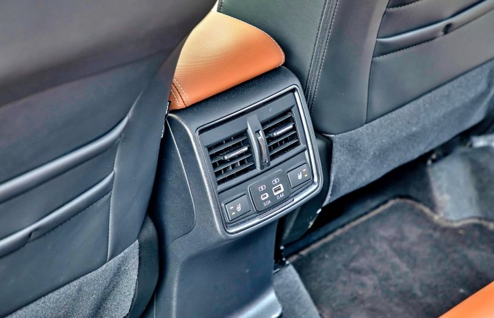 Subaru Forester VI 2.0i-L e-Boxer Platinum First Edition – nawiewy, gniazda USB