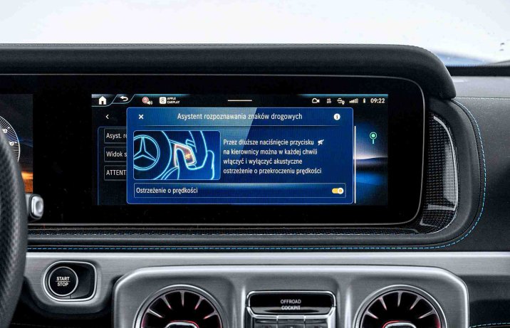 Mercedes G 580 EQ – wnętrze. ekran, wyłączanie asystenta znaków