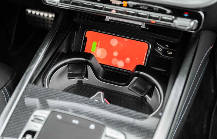 Mercedes G 580 EQ – wnętrze, ładowarka indukcyjna