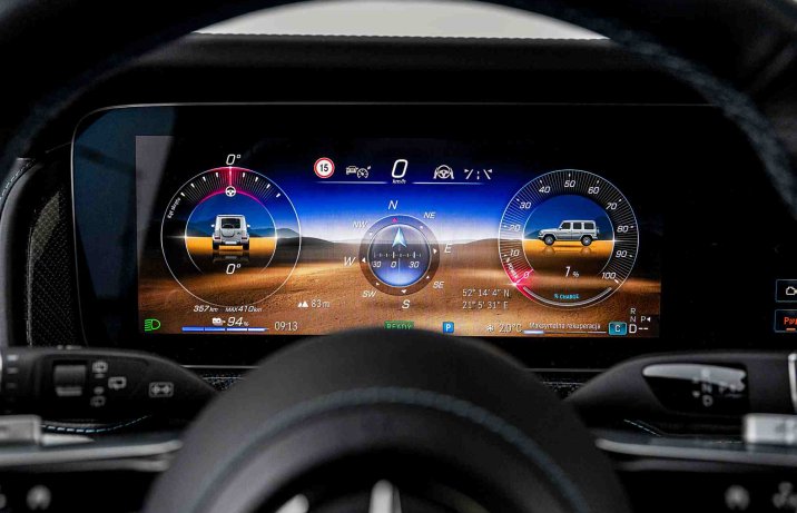 Mercedes G 580 EQ – wnętrze, wskaźniki, widok terenowy