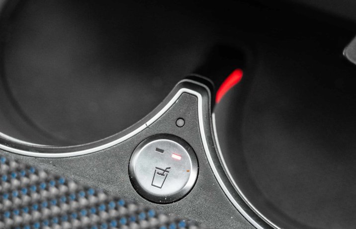 Mercedes G 580 EQ – wnętrze, uchwyt na kubki, przycisk chłodzenia, ogrzewania napojów