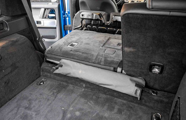 Mercedes G 580 EQ – bagażnik, pochylone oparcie