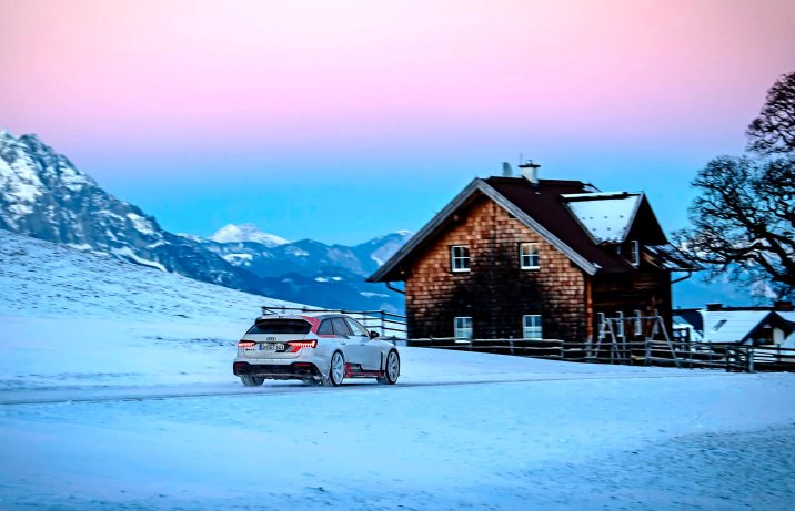 Audi RS 6 Avant GT – na śniegu przed domem w górach