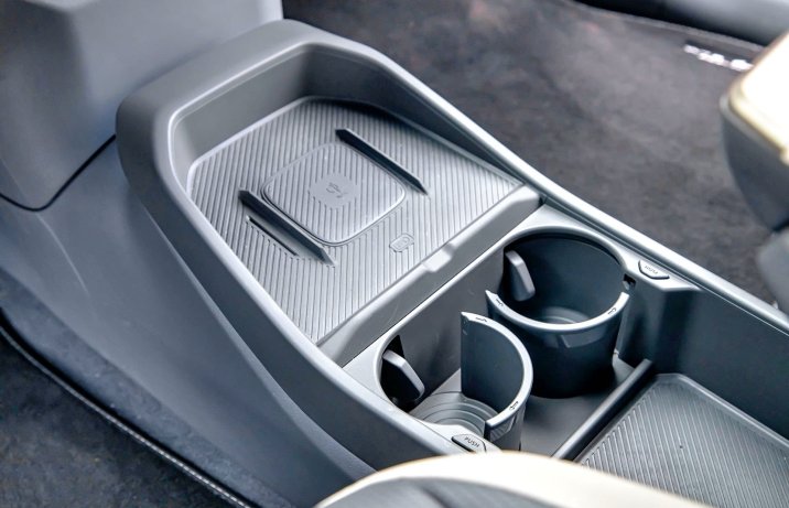 Kia EV3 81,4 kWh GT Line – ładowarka indukcyjna, uchwyty na napoje