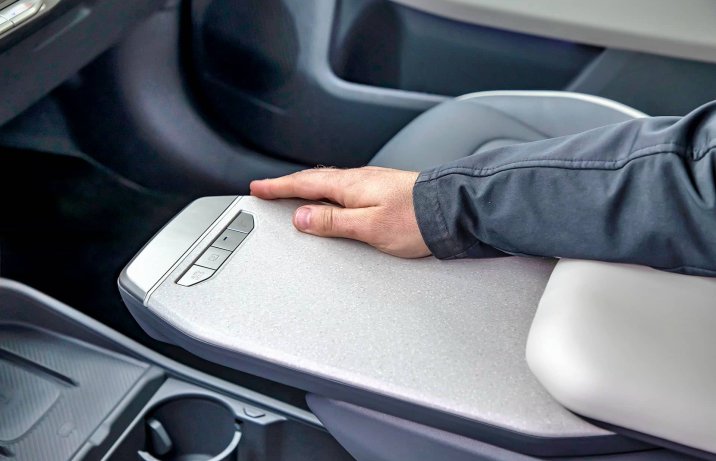 Kia EV3 81,4 kWh GT Line – deska rozdzielcza, podłokietnik, tacka