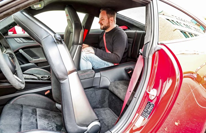 Porsche 911 Carrera 4 GTS – fotele z tyłu z pasażerem