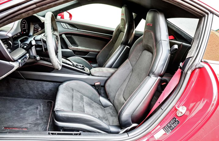 Porsche 911 Carrera 4 GTS – fotele