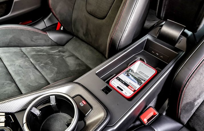 Porsche 911 Carrera 4 GTS – ładowarka indukcyjna