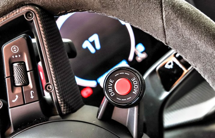 Porsche 911 Carrera 4 GTS – przycisk Sport Response