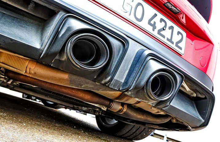 Porsche 911 Carrera 4 GTS – końcówki układu wydechowego