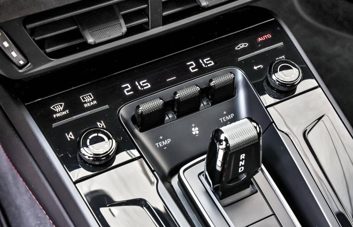 Porsche 911 Carrera 4 GTS – wybierak biegów, sterowanie klimatyzacją