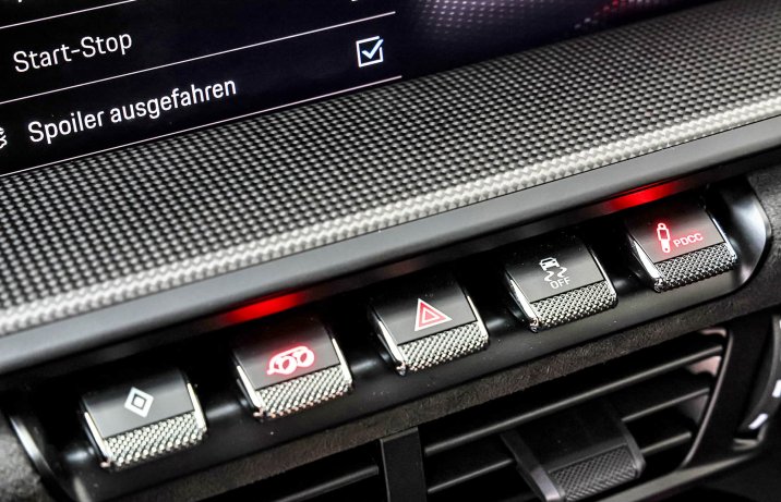 Porsche 911 Carrera 4 GTS – klawisze na desce rozdzielczej