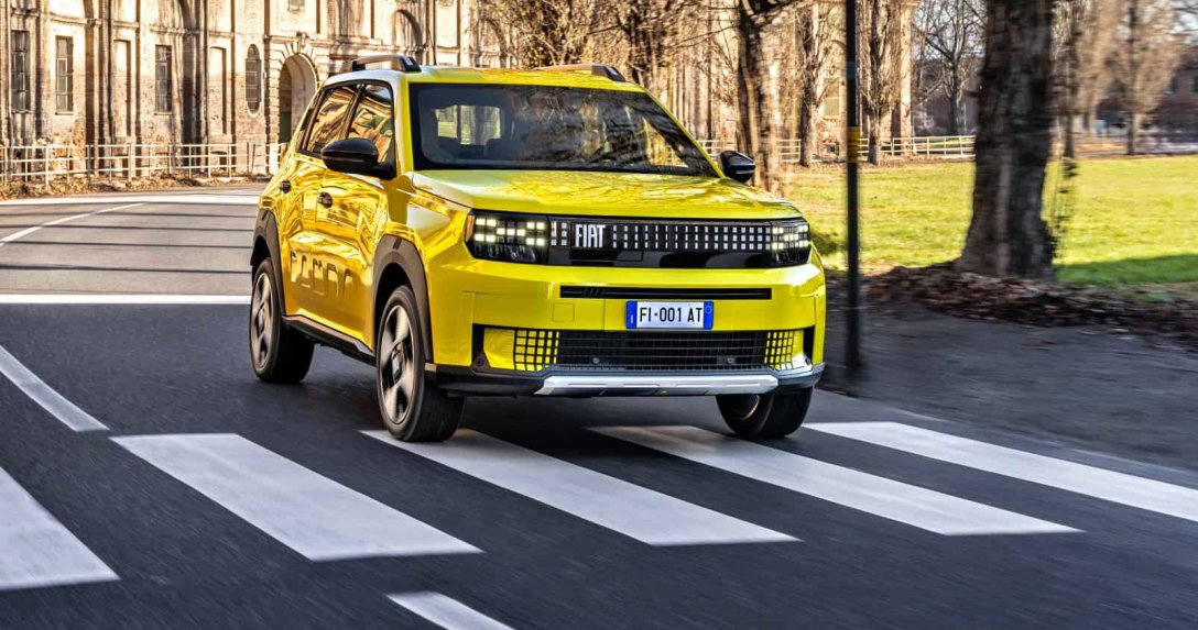 Fiat Grande Panda – przód na ulicy, na pasach