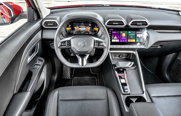 MG ZS III Hybrid+ Exclusive – deska rozdzielcza