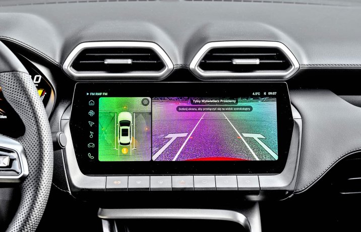 MG ZS III Hybrid+ Exclusive – deska rozdzielcza, wyświetlacz z widokiem kamer 360 stopni