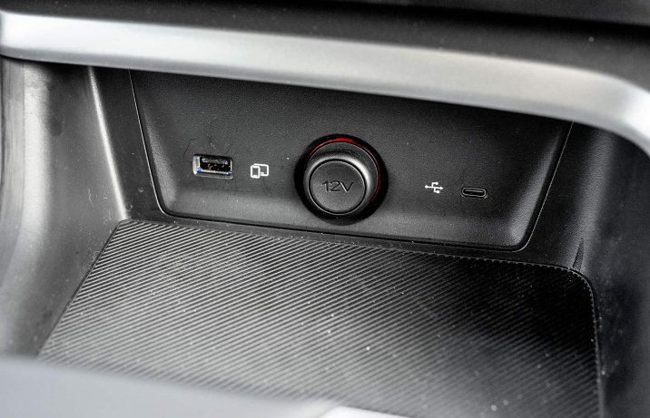 MG ZS III Hybrid+ Exclusive – deska rozdzielcza, porty USB, gniazdo 12 V