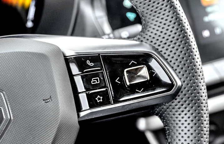 MG ZS III Hybrid+ Exclusive – deska rozdzielcza, panel sterowania na kierownicy