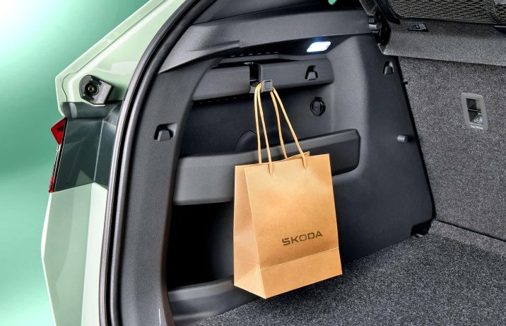 Skoda Elroq 2025 – wnętrze, bagażnik, haczyk na torby z zakupami