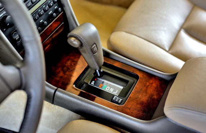 Lexus LS400 (UCF10/11) – wnętrze, dźwignia skrzyni automatycznej
