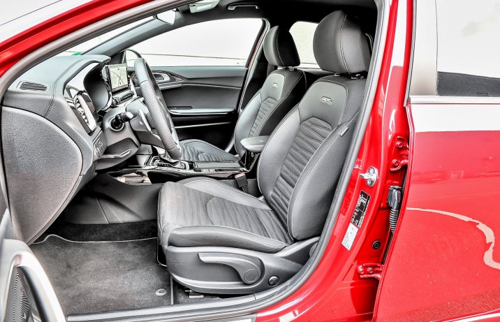 Kia Ceed 1.5 T-GDI DCT (2025) – test / porównanie - fotele / siedzenia przód