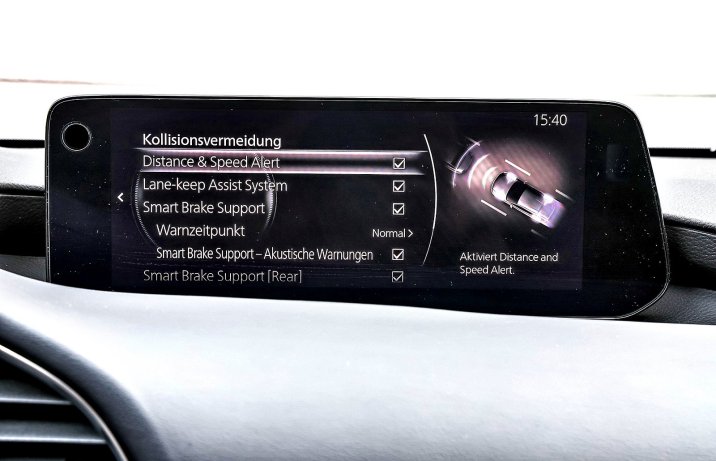 Mazda 3 2.0 e-Skyactiv X (2025) – test / porównanie – centralny ekran