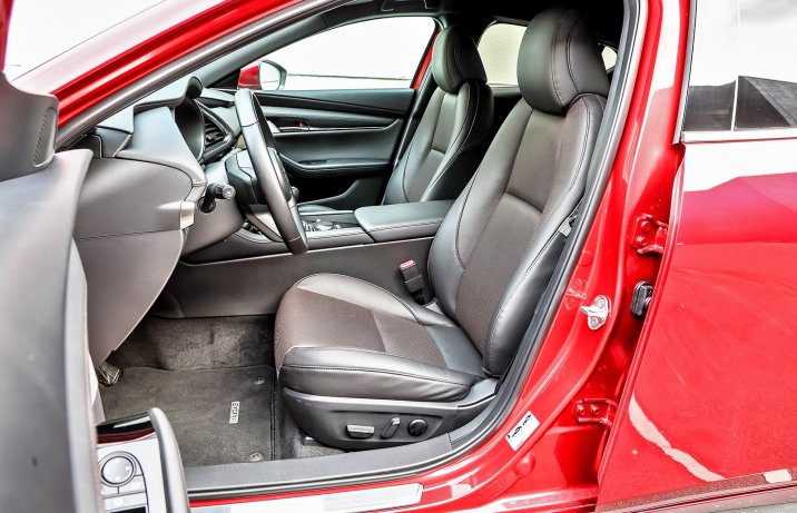 – Mazda 3 2.0 e-Skyactiv X (2025) – test / porównanie – fotele / siedzenia przód