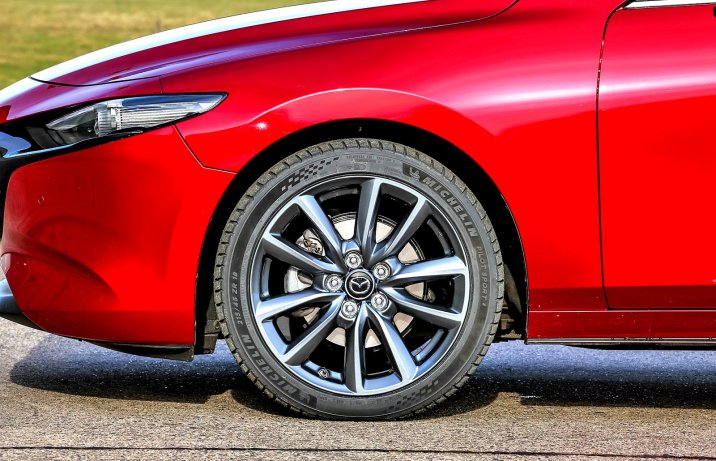 – Mazda 3 2.0 e-Skyactiv X (2025) – test / porównanie – hamulce