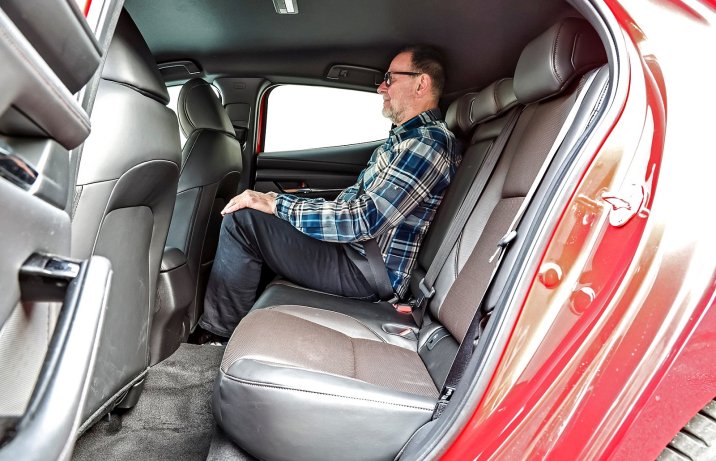 – Mazda 3 2.0 e-Skyactiv X (2025) – test / porównanie – kanapa / siedzenia tył