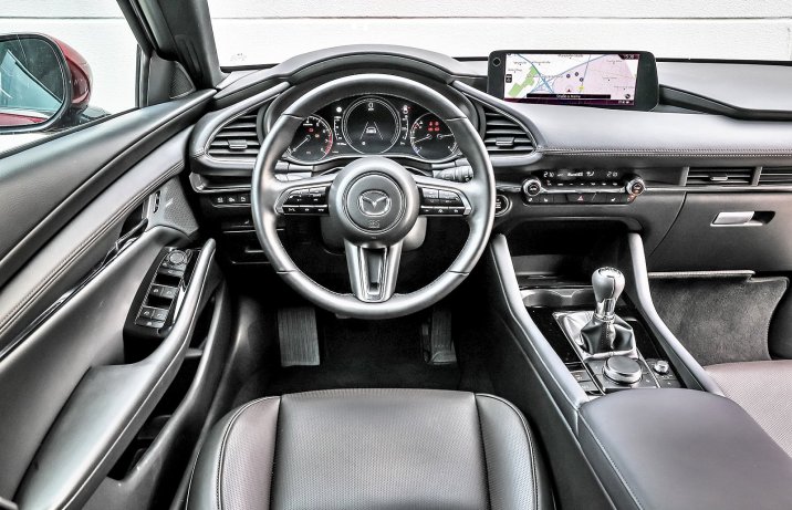 – Mazda 3 2.0 e-Skyactiv X (2025) – test / porównanie – kokpit / deska rozdzielcza