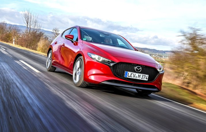 – Mazda 3 2.0 e-Skyactiv X (2025) – test / porównanie – przód