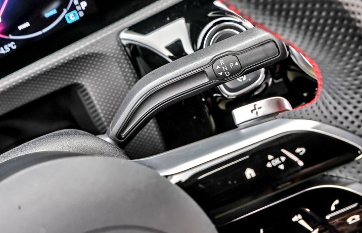 Mercedes A 200 (2025) - test / porównanie - dźwignia automatu