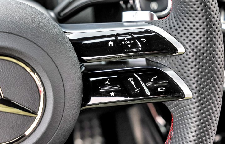 Mercedes A 200 (2025) - test / porównanie - panele dotykowe na kierownicy