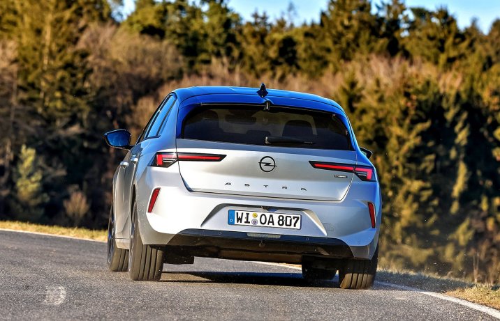 Opel Astra 1.2 T Hybrid EDTC (2025) – test / porównanie – tył