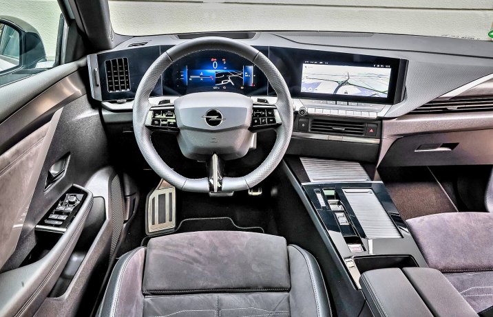 Opel Astra 1.2 T Hybrid EDTC (2025) – test / porównanie – kokpit / deska rozdzielcza