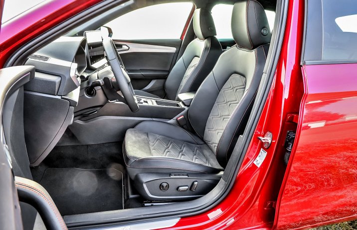 Seat Leon 1.5 eTSI DSG (2025) – test / porównanie – fotele / siedzenia przód