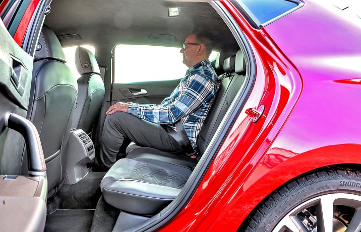 Seat Leon 1.5 eTSI DSG (2025) – test / porównanie – siedzenia / kanapa tył