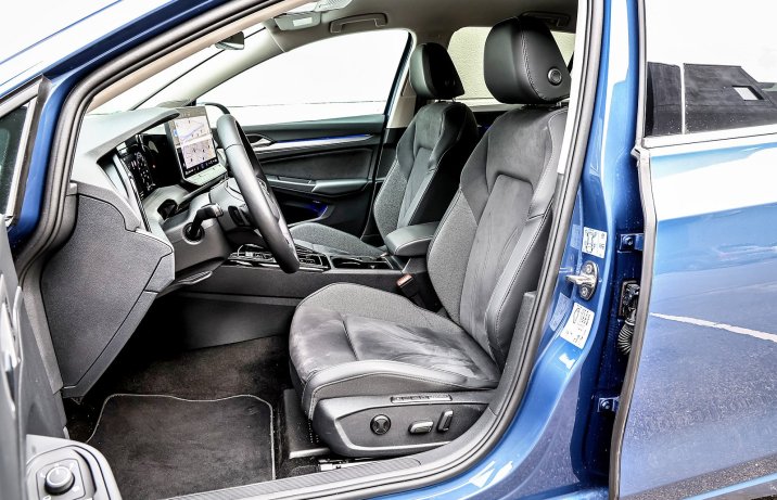 VW Golf 1.5 eTSI DSG (2025) – test / porównanie – fotele / siedzenia przód