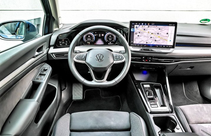 VW Golf 1.5 eTSI DSG (2025) – test / porównanie – kokpit / deska rozdzielcza