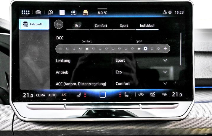 VW Golf 1.5 eTSI DSG (2025) – test / porównanie – zawieszenie DCC