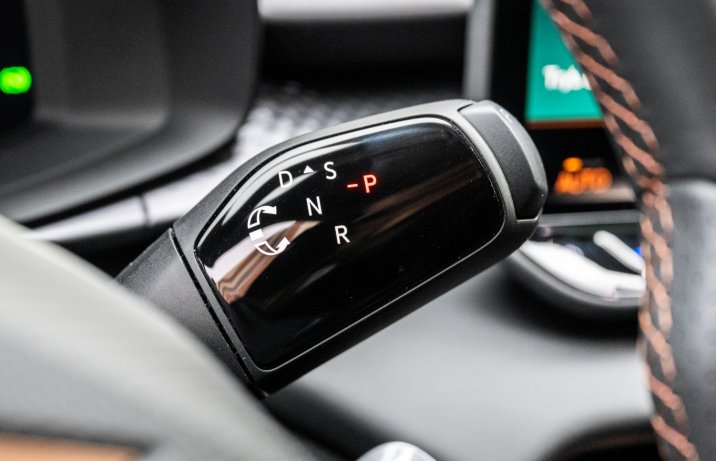 Cupra Terramar 1.5 e-Hybrid VZ – dźwignia biegów