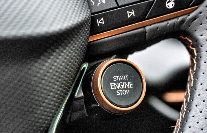 Cupra Terramar 1.5 e-Hybrid VZ – przycisk startera