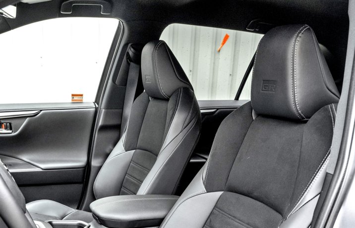 Toyota RAV4 2.5 Plug-in Hybrid GR Sport – siedzenia