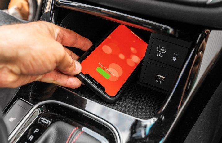 Hyundai i30 Wagon - ładowarka indukcyjna